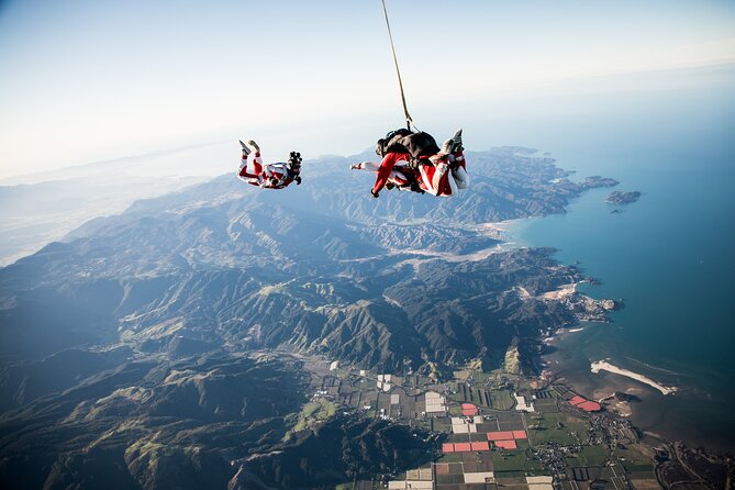 18,000ft Tandem Skydive over Abel Tasman - The aircraft flight and Abel Tasman views