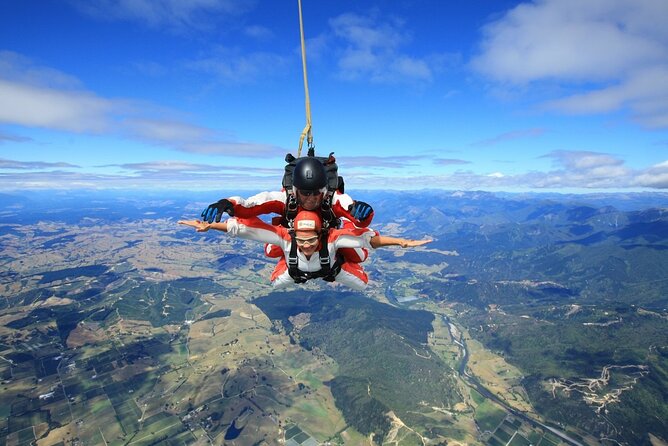 18,000ft Tandem Skydive over Abel Tasman - Staff, safety, and group size