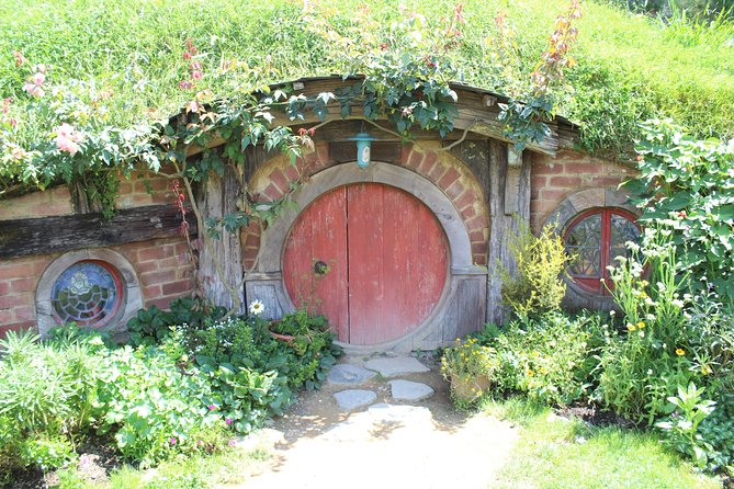 2-Day Hobbiton, Rotorua, Waitomo Caves Tour from Auckland with Accommodation - An evening at Mitai Māori Village