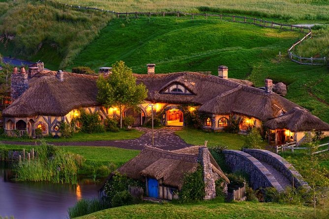 2 Day Waitomo Caves, Hobbiton Movie Set and Rotorua Tour from Auckland - Waitomo Glowworm Caves: New Zealand’s most unusual ceiling