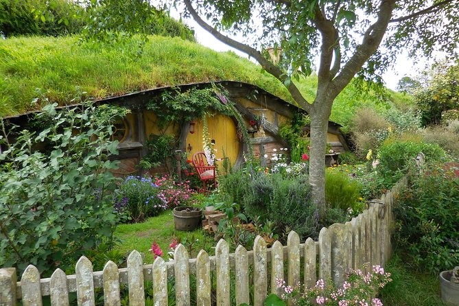 6hr Hobbiton Movie Set Tour - Departs Tauranga - Entering Middle Earth at Shires Rest Cafe