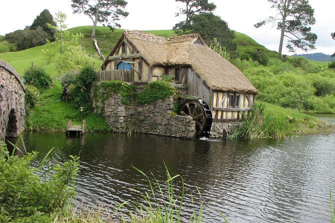 6hr Hobbiton Movie Set Tour - Departs Tauranga - McLaren Falls and the final photo stop