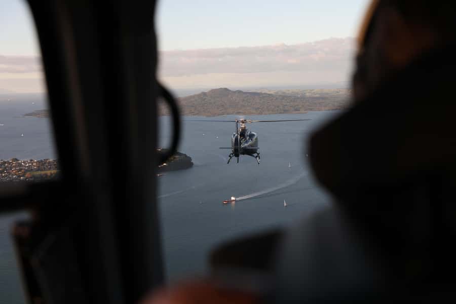 Auckland: 20min Helicopter scenic flight - City & Volcanoes - Aircraft, seating, and the small-group setup