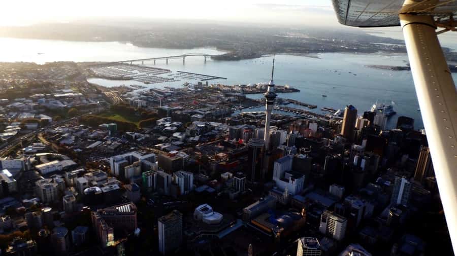 Auckland: Auckland City & Hauraki Gulf Scenic Flight - Waiheke Island from the air