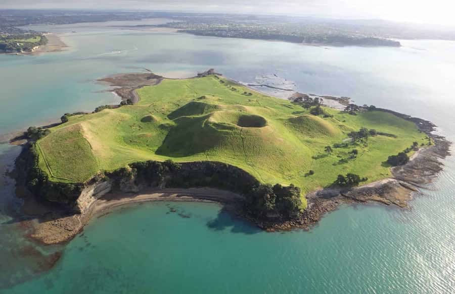 Auckland: Browns Island (Motukorea) Sea Kayak Tour - Paddling past Gentlemans and Ladies Bays