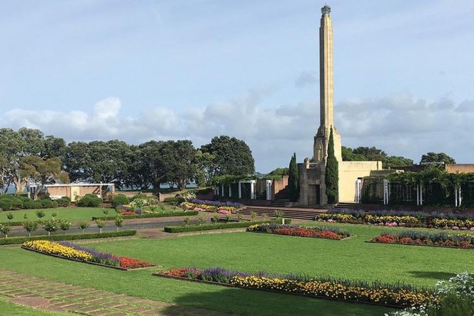 Auckland City Private Tour for Couples. Be chauffeur driven with added extras. - Mount Eden gives you Auckland in one glance