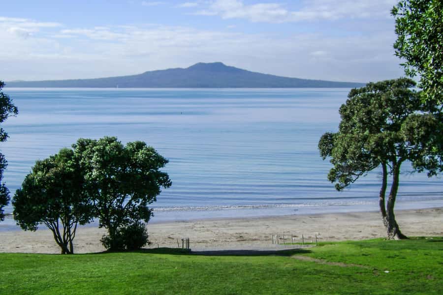Auckland: Guided Small Group City Discovery Tour - Historic Devonport and the climb to Mount Victoria