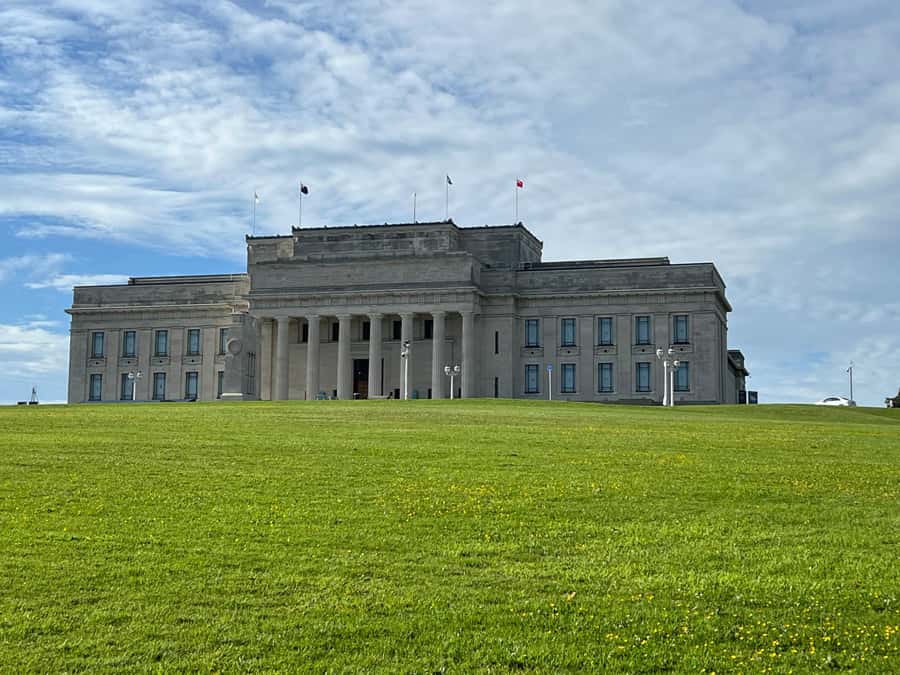 AUCKLAND: Half-Day CITY HIGHLIGHTS TOUR - Mt.Eden, Tamaki Dr - Auckland’s center, Sky Tower, and the harbor edge