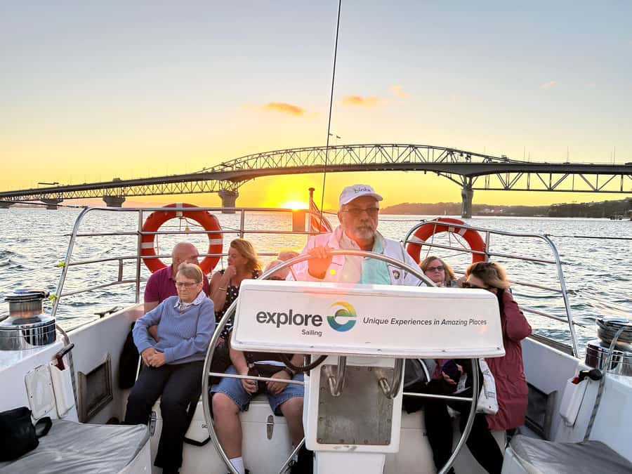 Auckland: Harbour Sailing Cruise with 3-Course Dinner - The welcome drink and the first course