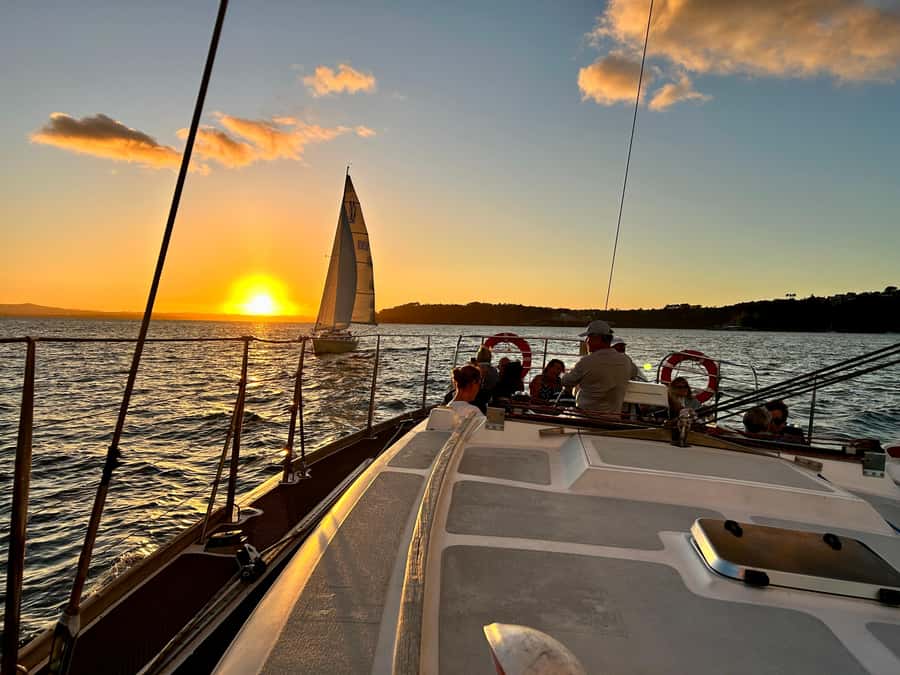 Auckland: Harbour Sailing Cruise with 3-Course Dinner - Sailing past Auckland’s evening sights