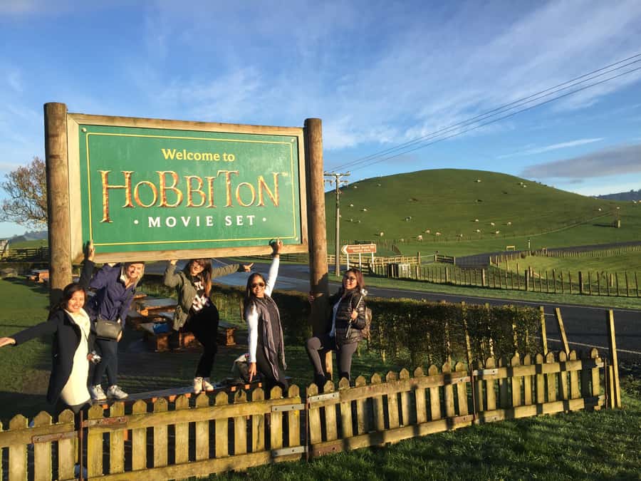 Auckland: Hobbiton and Rotorua Day Tour including Te Puia - Te Puia and the power of Pōhutu