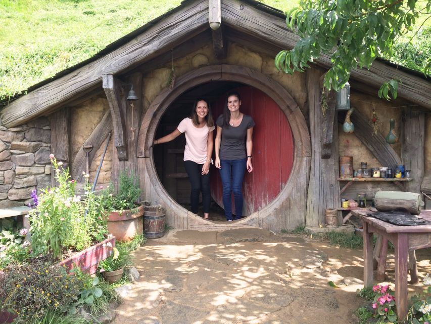 Auckland: Hobbiton Movie Set Day Trip with Festive Lunch - Weather, shoes, and comfort
