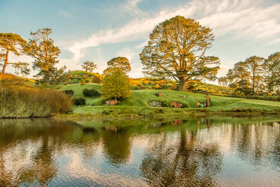Auckland: Hobbiton Movie Set Day Trip with Festive Lunch - A drink at the Green Dragon Inn