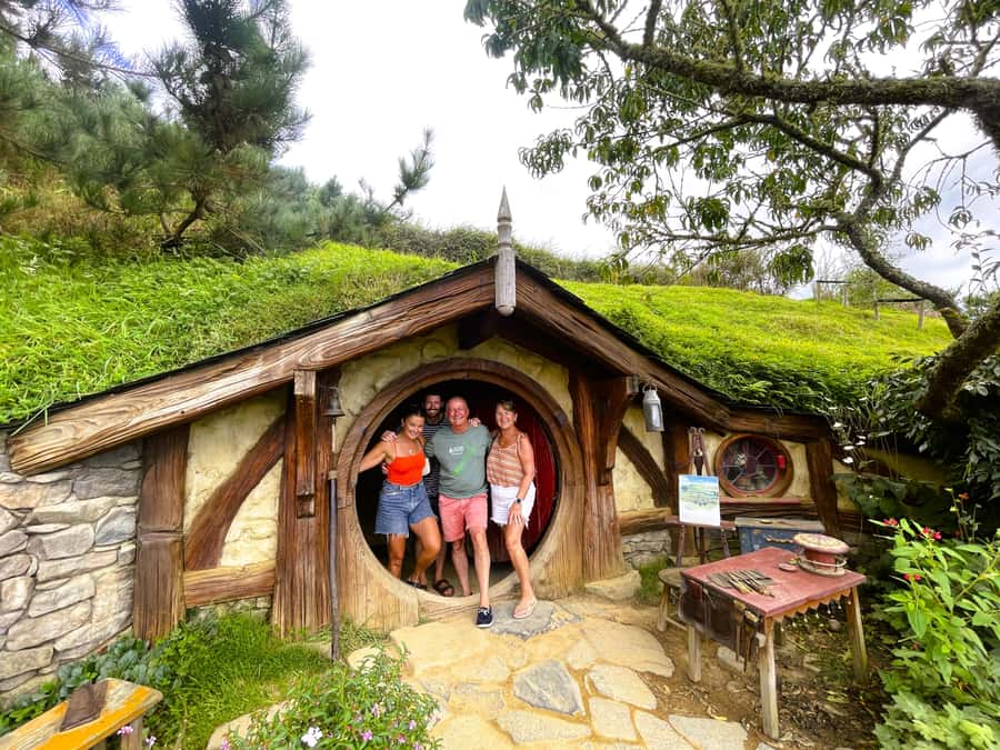 Auckland: Hobbiton, Rotorua and Wai-O-Tapu Day Tour - Hobbiton: more than a film photo stop
