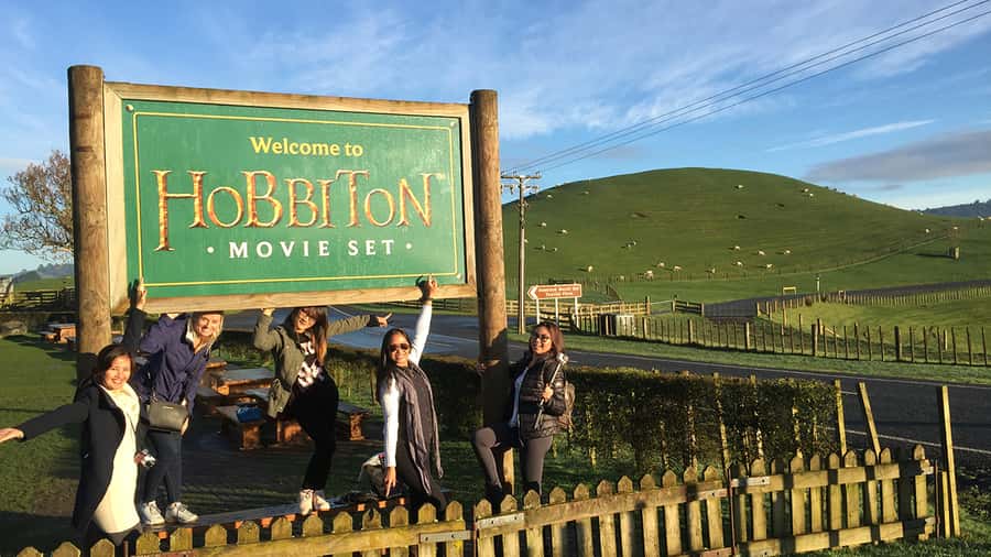 Auckland: Hobbiton & Waitomo Caves Small-Group Tour & Lunch - Lunch in Otorohanga