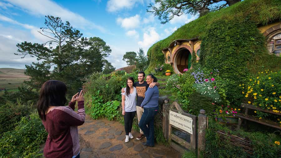 Auckland: Hobbiton & Waitomo Caves Small-Group Tour & Lunch - Waitomo’s limestone caves and glowworms
