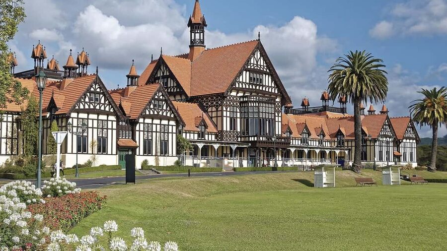 Auckland: One-Way Tour to Rotorua with Waitomo Caves - Continuing south toward Rotorua