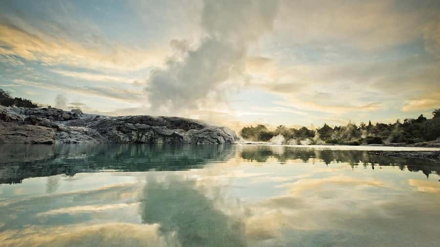 Auckland: Rotorua Highlights inc Wai O Tapu & Te Puia Tour - Lunch before the Te Puia visit