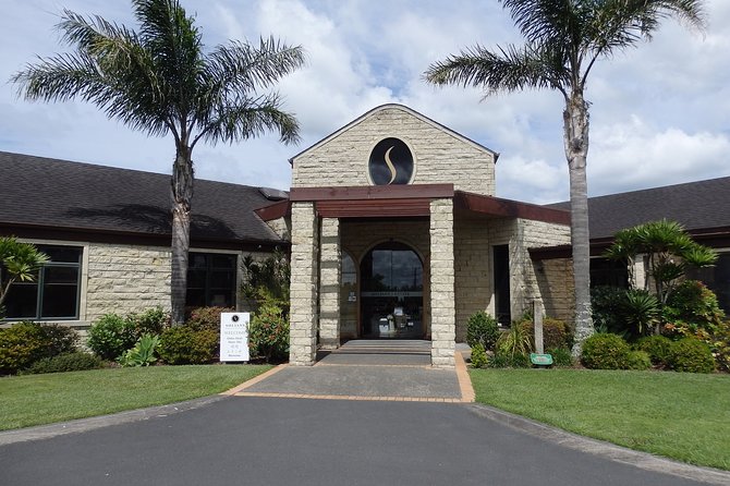 Auckland Scenic Day Tour Full-Day- 8 HOURS - Mount Eden and One Tree Hill