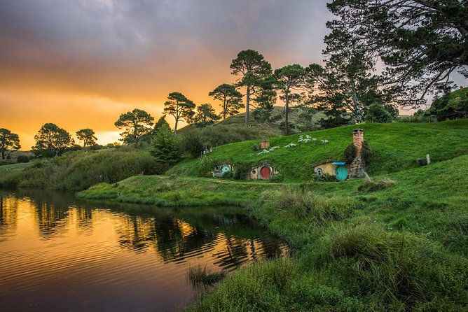 Auckland to Hobbiton Movie Set and Rotorua's Geothermal Valley - The 6:00 am start from Auckland