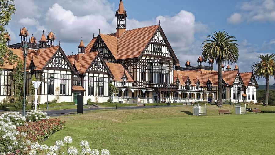 Auckland: Waitomo Caves & Rotorua - Te Puia Small-Group Tour - A short Rotorua city tour before Auckland