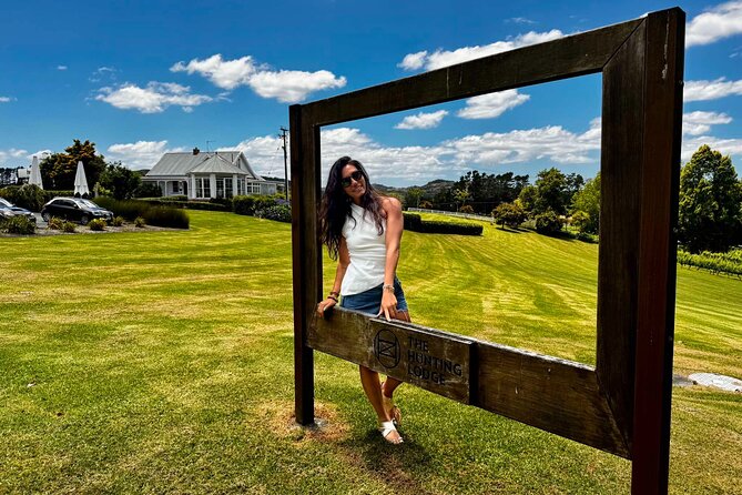 Auckland West Vineyard Tour with lunch and tastings incl - The guides shape the day