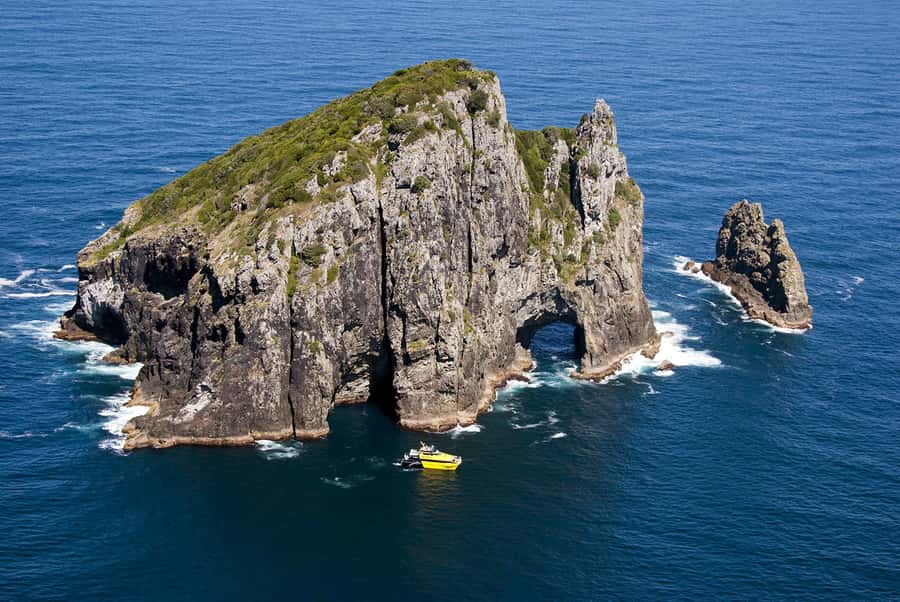 Bay of Islands: Discover the Bay Cruise with Island Lunch - A 4.5-hour route through the Bay of Islands