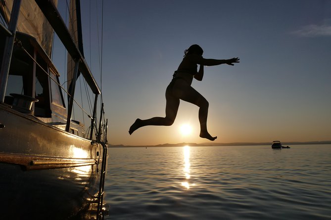 Classical Sailing - Māori Rock Carvings -Taupo Sailing Adventures - A small group with room to relax