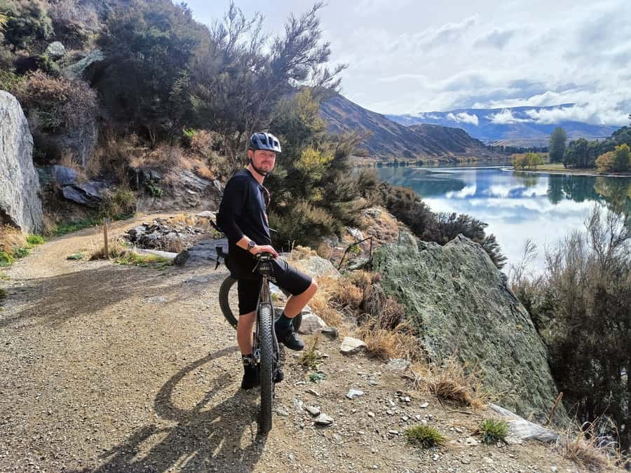 Cromwell: Lake Dunstan Trail Bike Rental and Luxury Shuttle - The Hugo suspension bridge and the clip-ons
