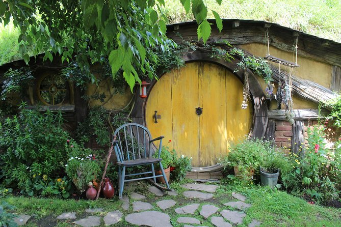 Day Tour Hobbiton + Rotorua from Auckland in Luxury Minibus - Who should book this experience?