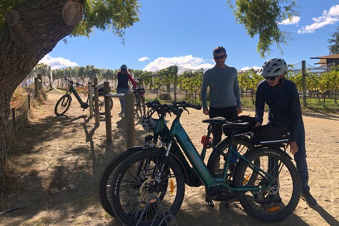 ebike tour lake Dunstan wine tasting - The 7-kilometer ride toward Bannockburn Bridge