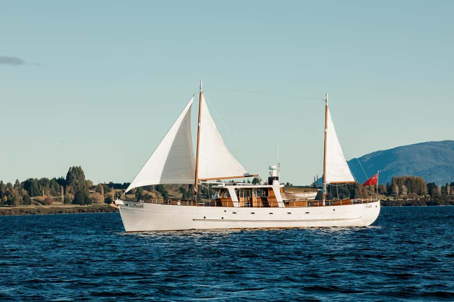 Evening Champagne Cruise on Historic 1935 Motor Yacht. - A 90-minute route with a natural rhythm