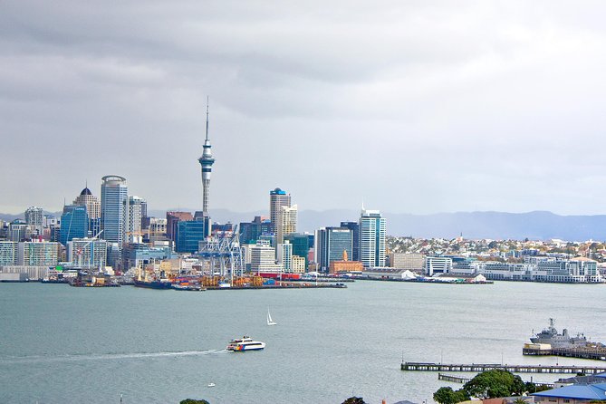 Explore Auckland: Self Guided Audio Tour - Albert Park and the sculpture called Gateway