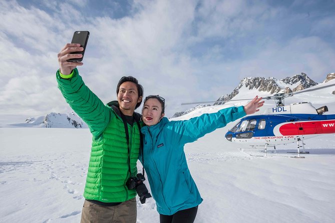 Franz Josef: Neve Discoverer Helicopter Flight with snow landing - From Franz Josef village to the ice