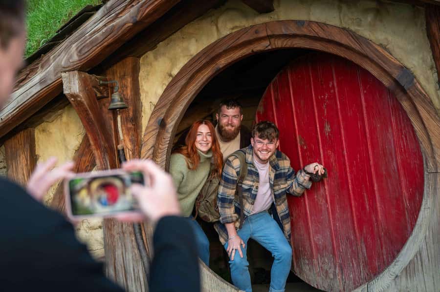 From Auckland: Hobbiton Movie Set Trip with Guided Tour - The early Auckland pickup and the road south