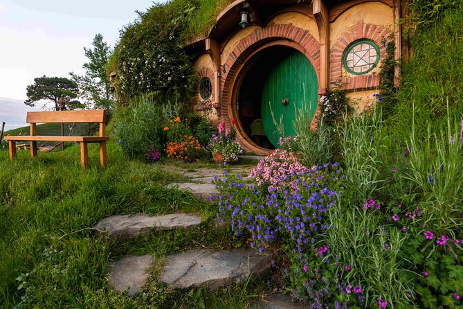 From Auckland:Hobbiton Movie Set & Waitomo Caves Small Group Tour - The Auckland pickup and Waikato drive