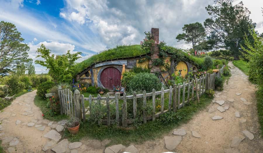 From Auckland: Hobbiton & Waitomo Caves Day Trip with Lunch - Why this combination works so well