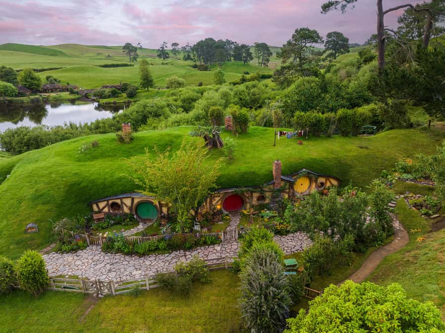 From Auckland: Waitomo & Hobbiton Bus Tour with Lunch - Leaving Auckland by premium coach