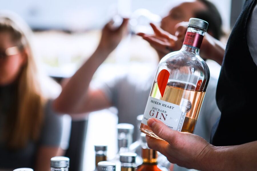 From Queenstown: Guided Gin Tour with Tastings - Food keeps the tasting from feeling thin