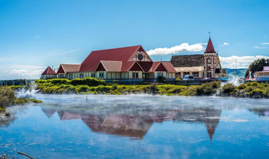 From Rotorua: Wai-O-Tapu, Waimangu and Te Puia Full-Day Tour - Te Puia: Māori arts beside Pohutu Geyser