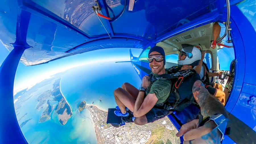 From Tauranga: Skydive over Mount Maunganui - The 20 to 25 minute flight over Mauao