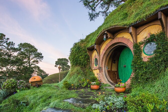 Hobbiton Movie Set Banquet Experience Private Tour From Auckland - Why the evening Hobbiton visit feels special
