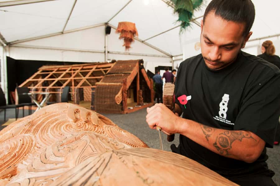 Hobbiton Movie Set & Rotorua Premium Day Tour from Auckland - Kiwi viewing, carving, and Māori culture