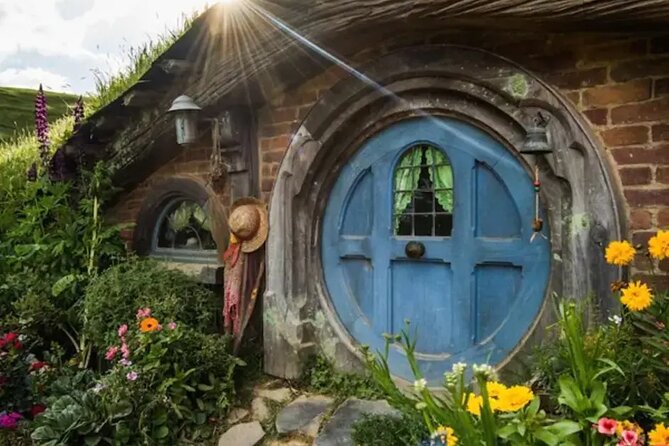 Hobbiton Movie Set Small Group Private Transfer from Auckland - The road south and the Hamilton charging stop