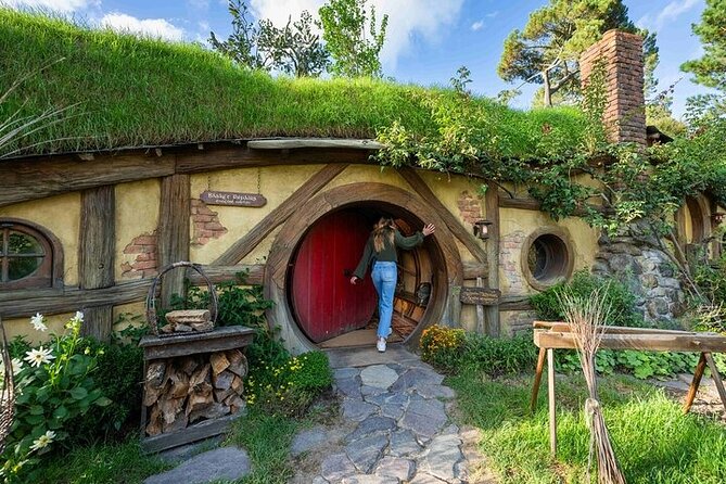 Hobbiton Movie set & Waitomo Caves Small Group Tour From Auckland - Who should book this experience?