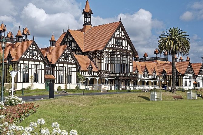Hobbiton & Rotorua Small Group Day Tour inc Te Puia from Auckland - A short guided look at Rotorua