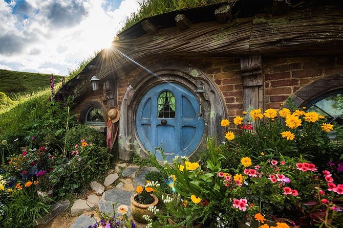 Hobbiton & Rotorua Small Group Tour including Te Puia from Auckland - Two North Island icons in one 6:00 am departure