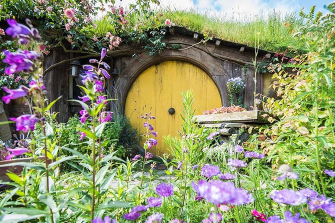 Hobbiton & Rotorua Small Group Tour including Te Puia from Auckland - Food, breaks, and the long road home