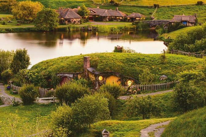 Hobbiton & Waitomo Caves Guided Day Trip from Auckland incl lunch - Lunch after the Shire