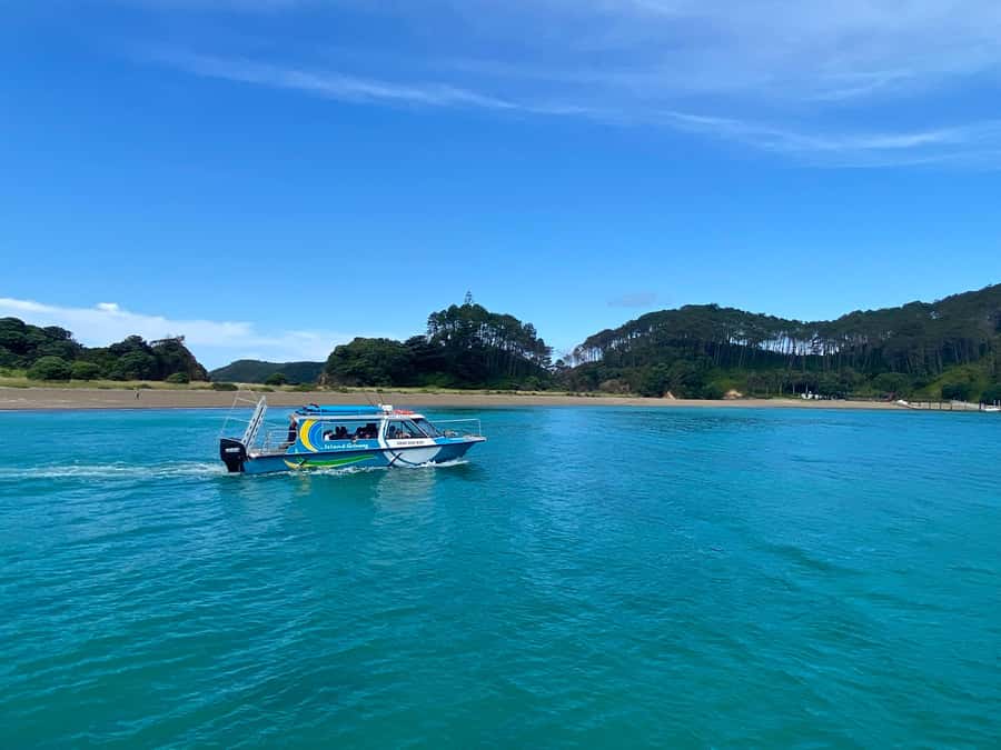 Hole in the Rock Tour & Bay of Islands Cruise - Approaching the famous Hole in the Rock